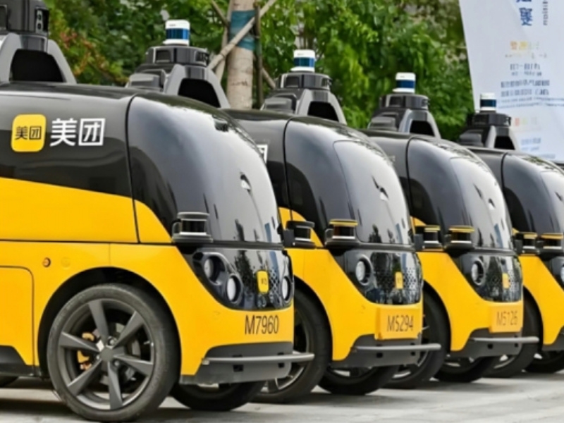 图为边缘计算机以高性能AI算力，赋能无人配送车商业化突围